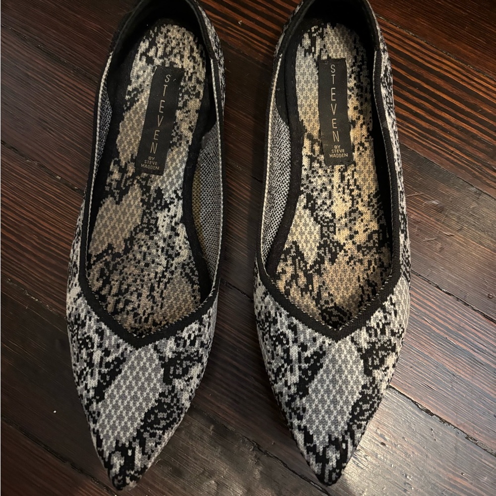 Steve Madden Black and Gray Snakeskin Flats